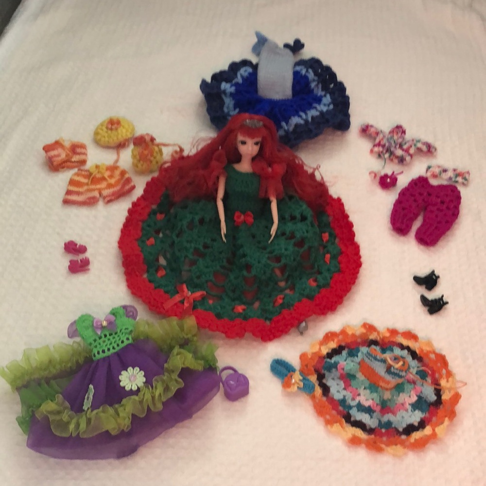 Nice doll with 6 crochet sets 30 cms doll 20 joints and long hair